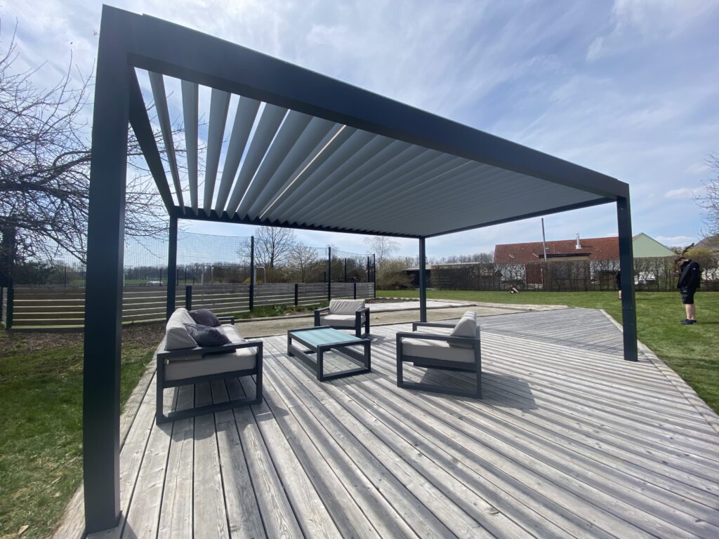 Realizace Leos Mares Pergola ALUX BIOclimatic RAL 7016 Praha