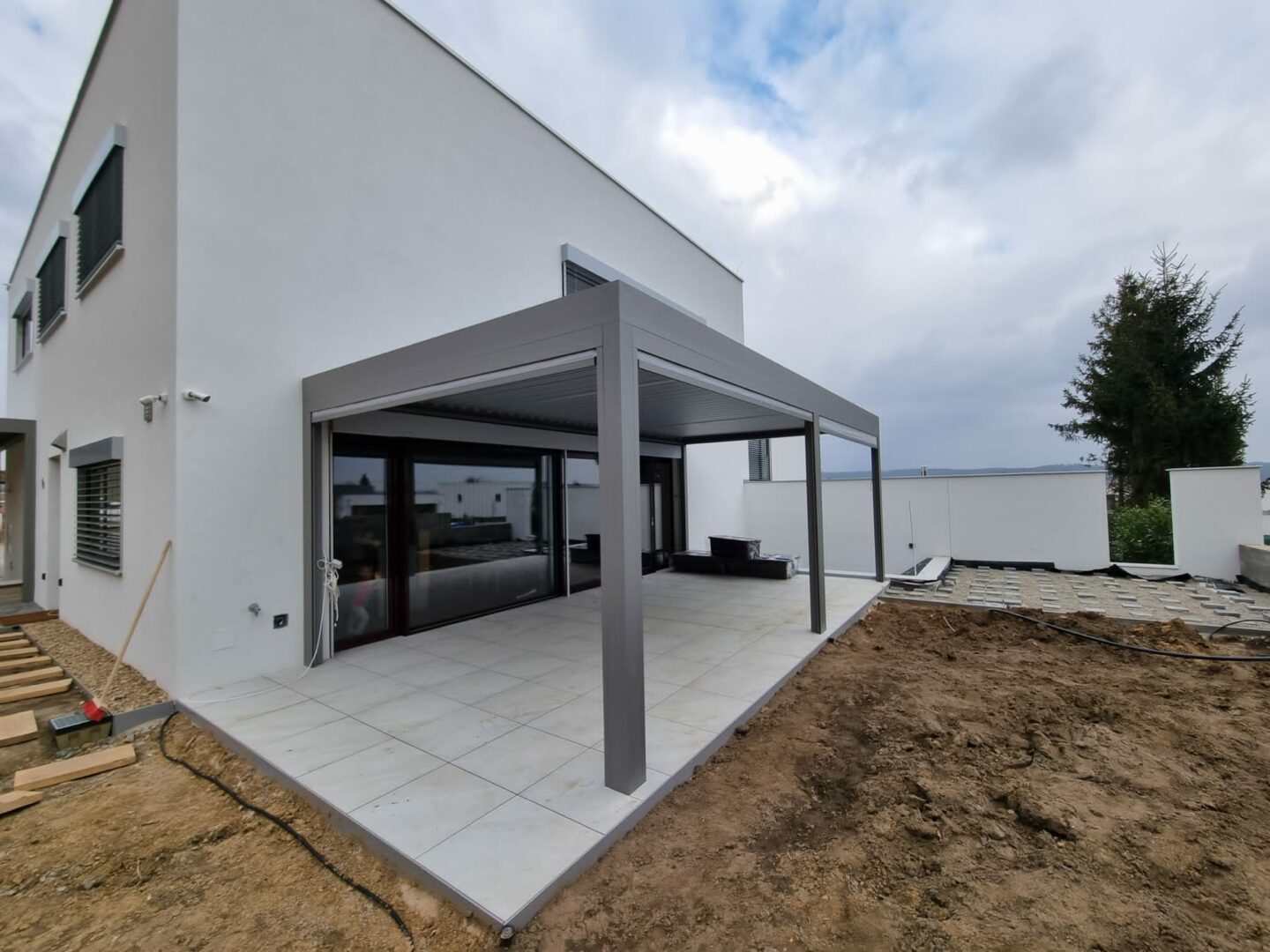 Pergola ALUX BIOclimatic RAL 9007 – seda Brno I