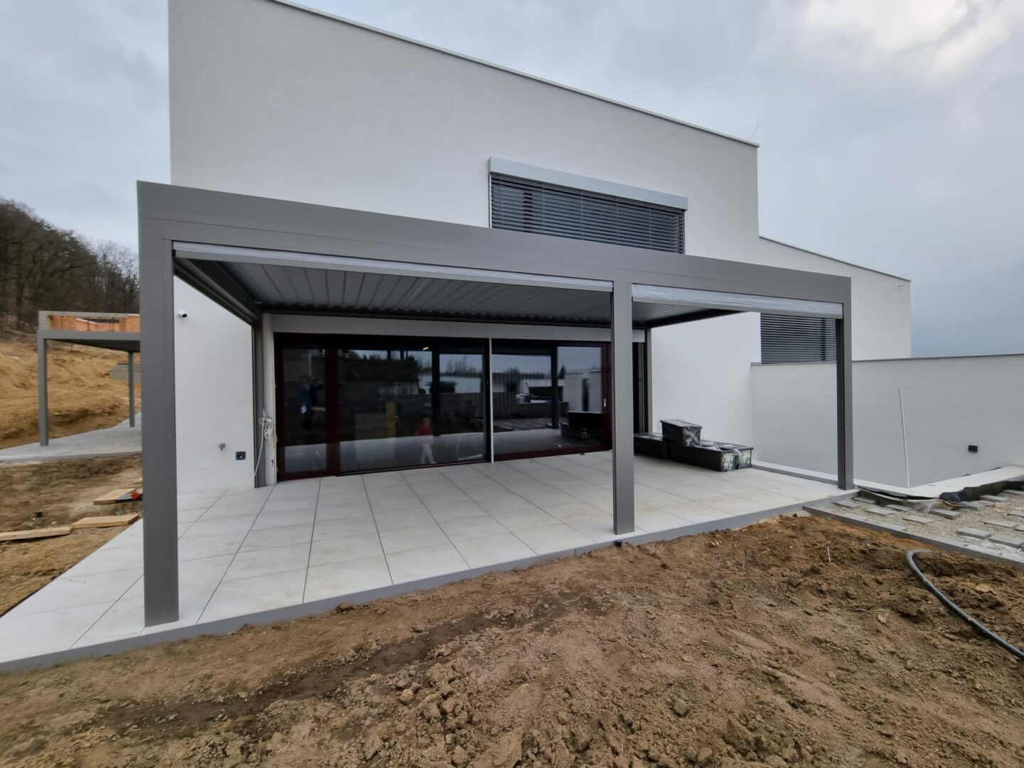 Pergola ALUX BIOclimatic RAL 9007 – seda Brno II